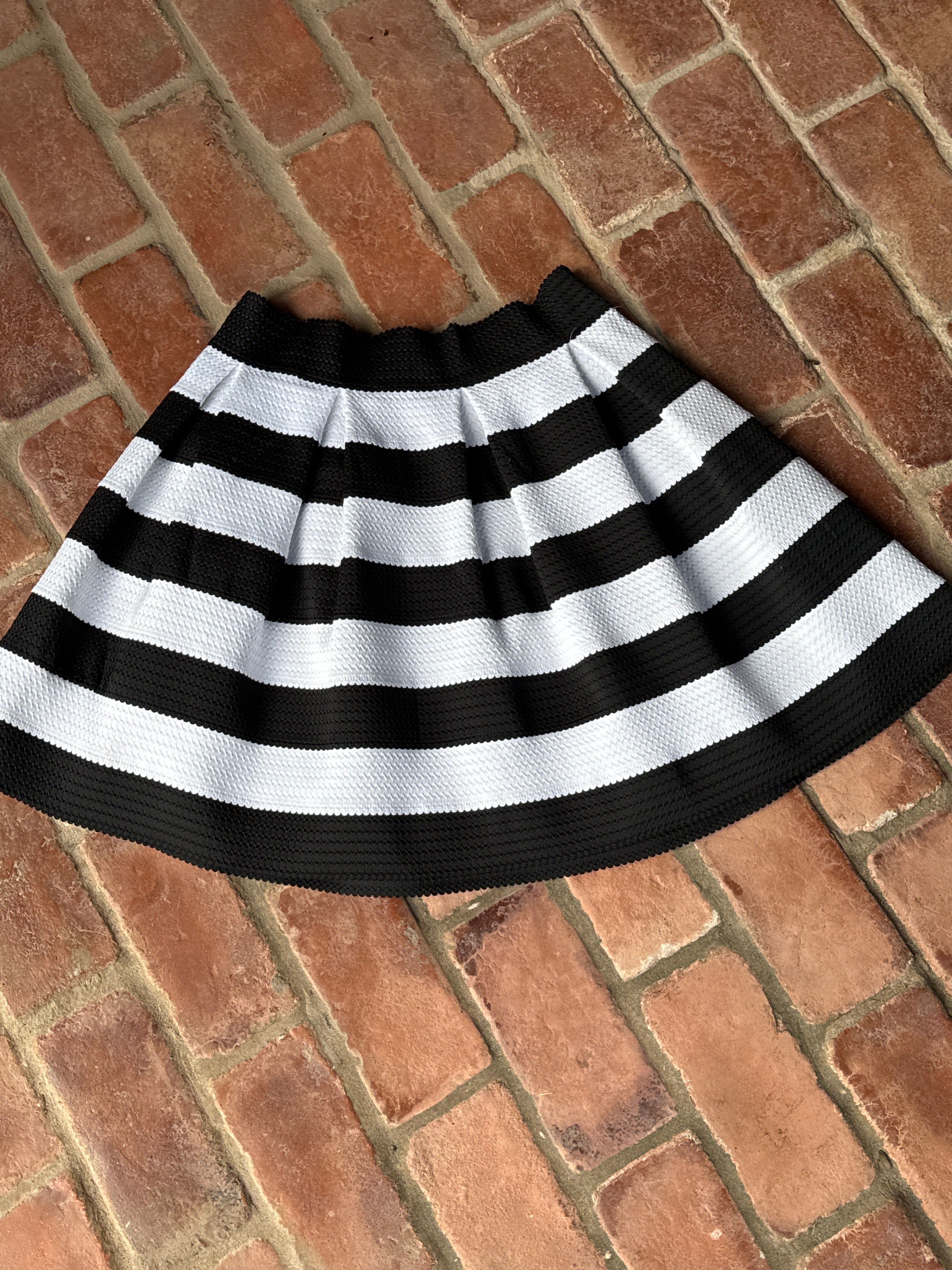 Express Block Black and White Scalloped Skirt M